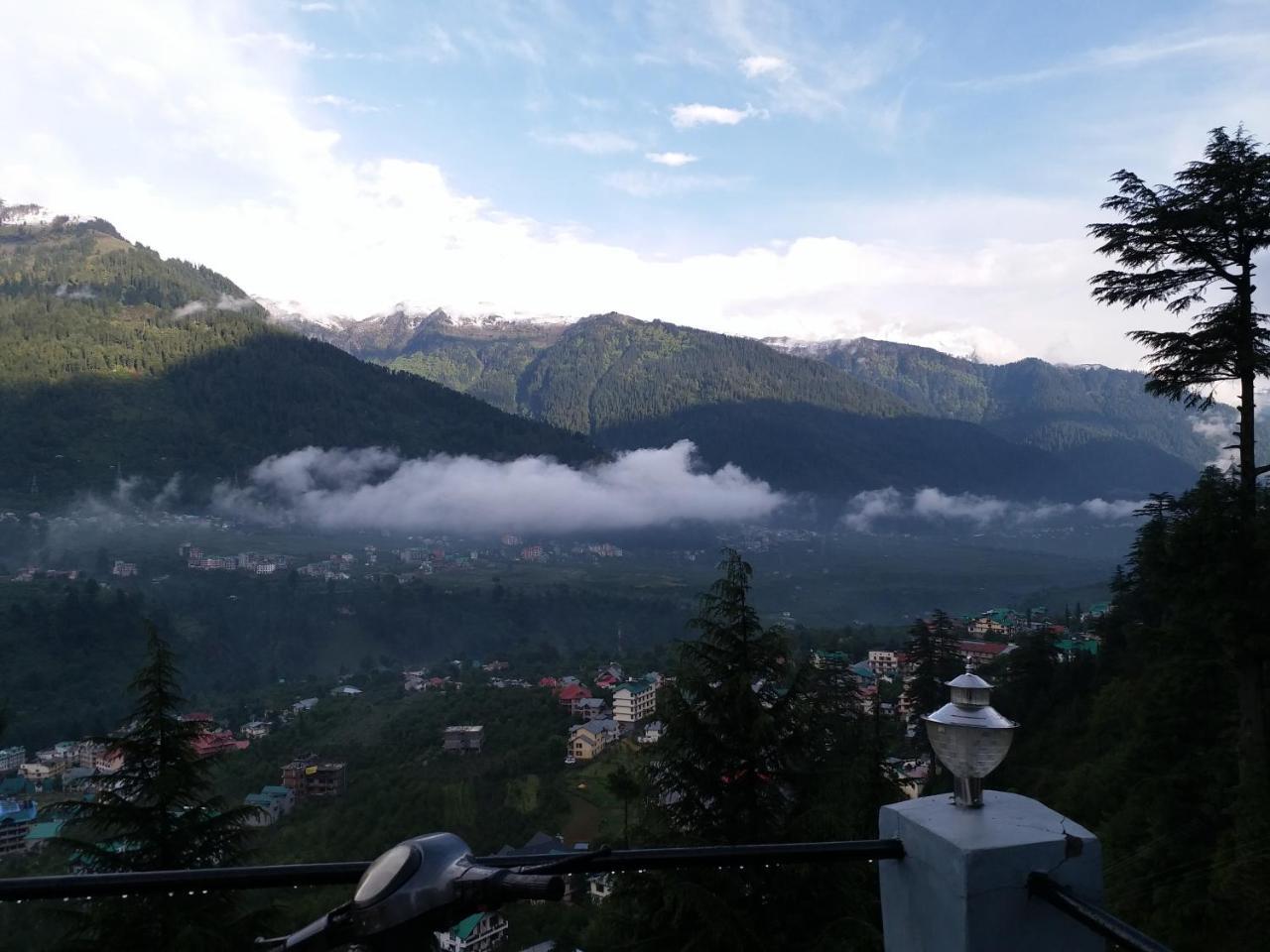 Hotel Seven Hills Manali Exteriör bild