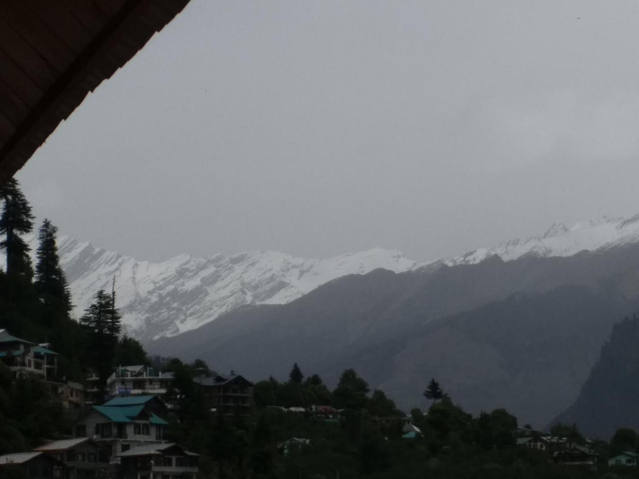 Hotel Seven Hills Manali Exteriör bild