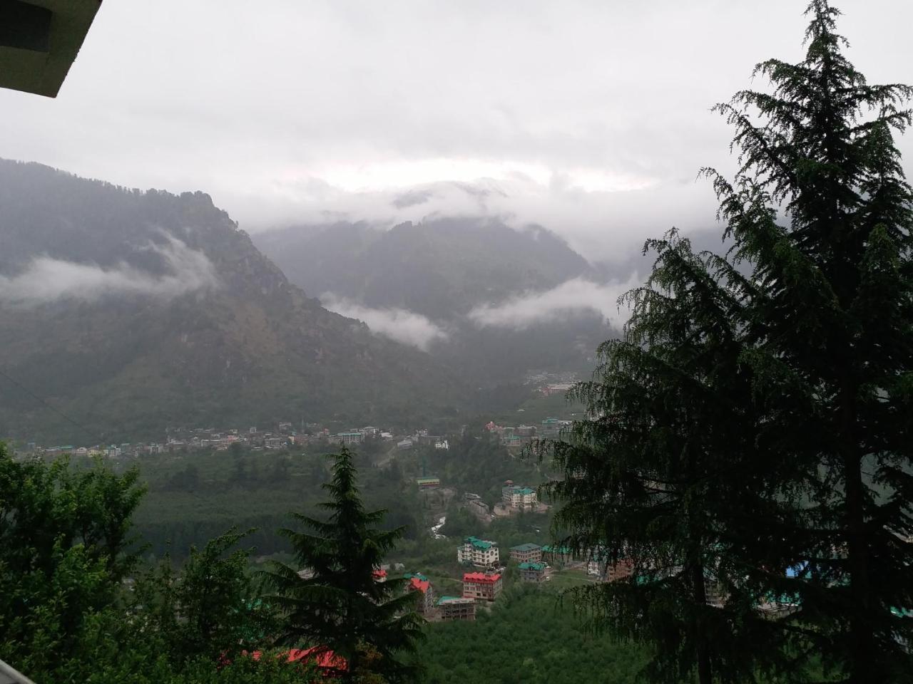 Hotel Seven Hills Manali Exteriör bild