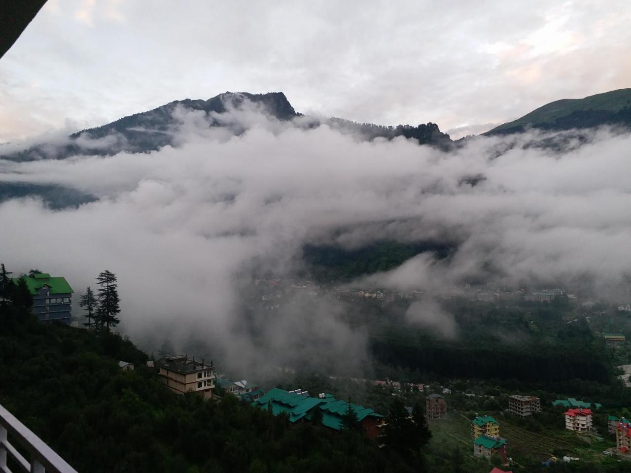 Hotel Seven Hills Manali Exteriör bild