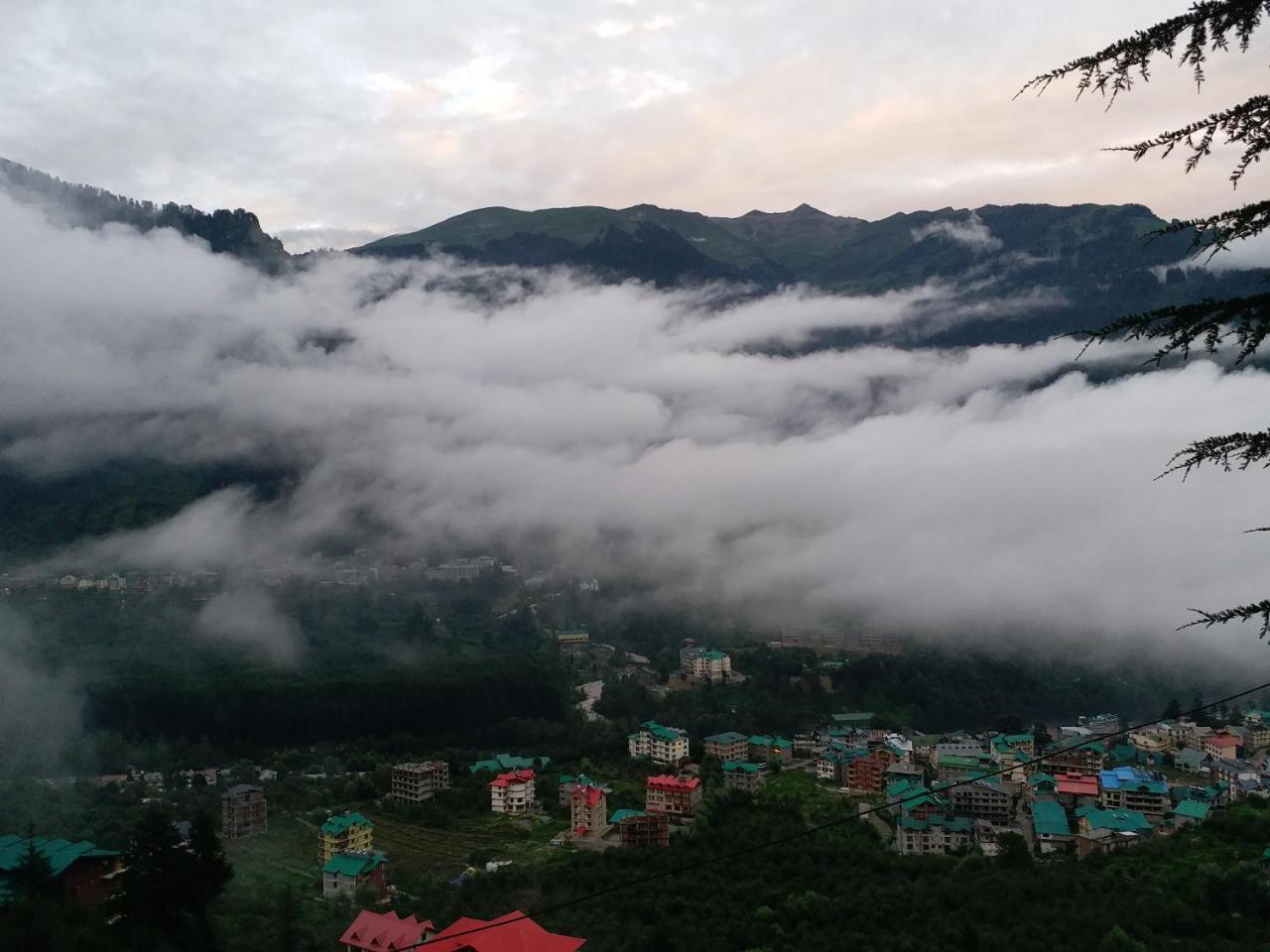 Hotel Seven Hills Manali Exteriör bild