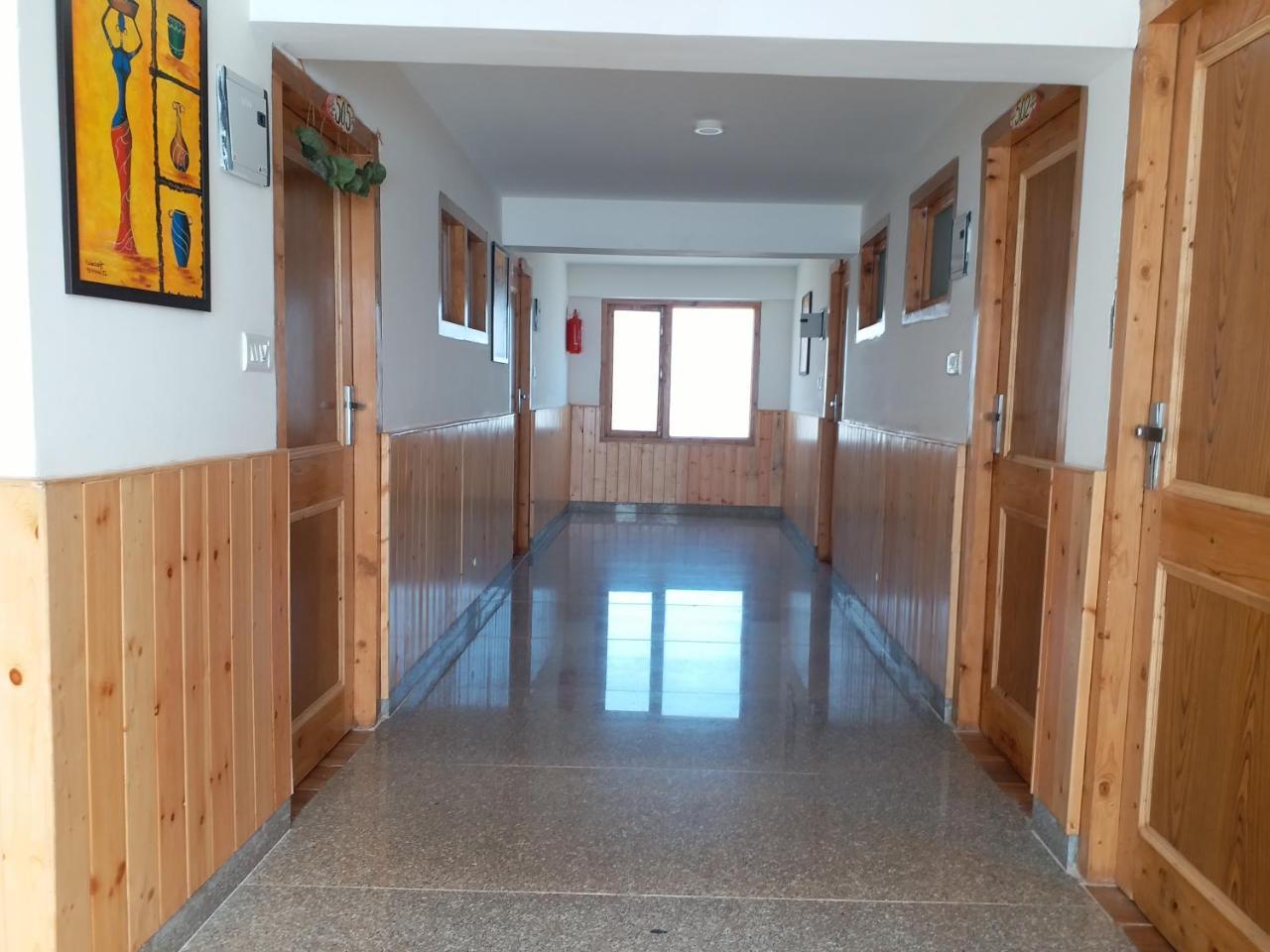 Hotel Seven Hills Manali Exteriör bild