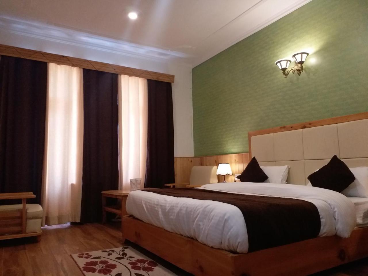 Hotel Seven Hills Manali Exteriör bild